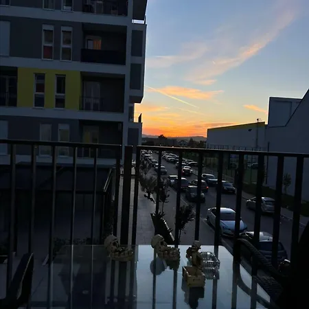 Bratti's Near Center And Mother Teresa Airport *