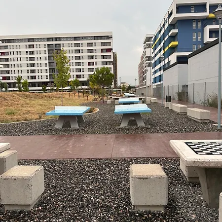 Bratti's Near Center And Mother Teresa Airport Daire *