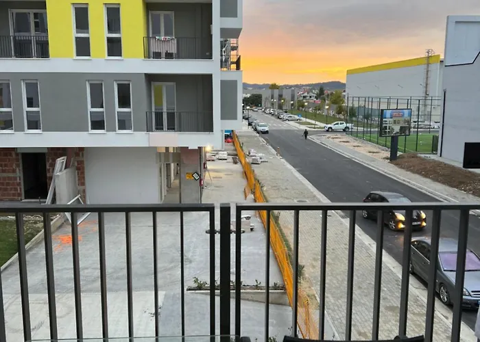 Bratti's Near Center And Mother Teresa Airport *