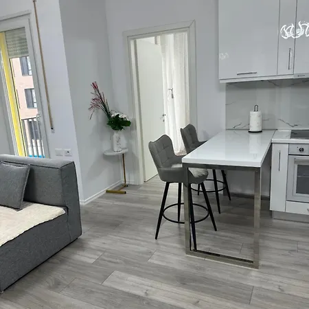 Bratti's Near Center And Mother Teresa Airport *