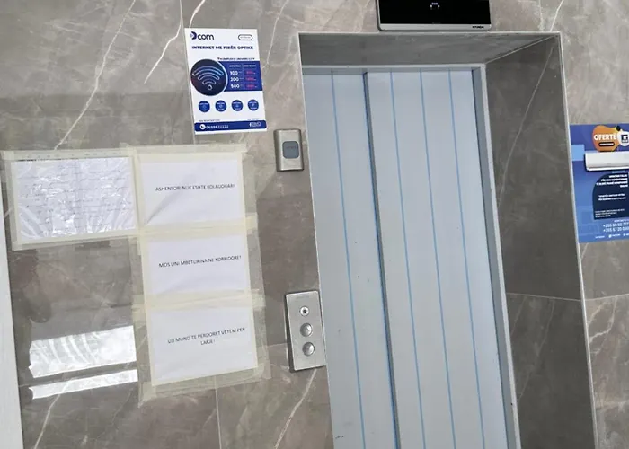 Bratti's Near Center And Mother Teresa Airport 公寓