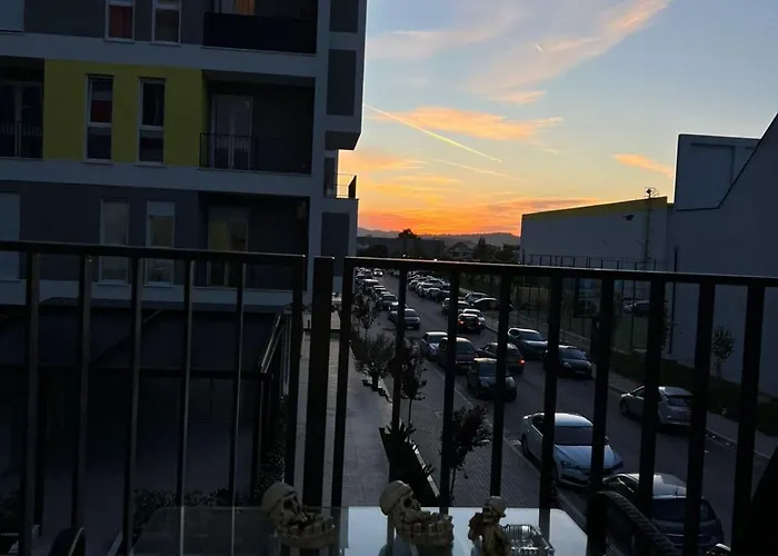 Bratti's Near Center And Mother Teresa Airport *