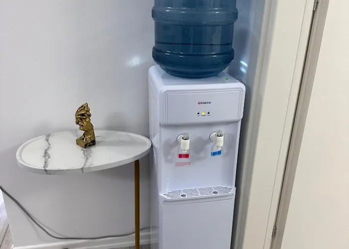 Bratti's Near Center And Mother Teresa Airport 公寓