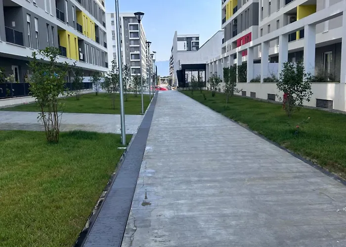 Bratti's Near Center And Mother Teresa Airport 公寓